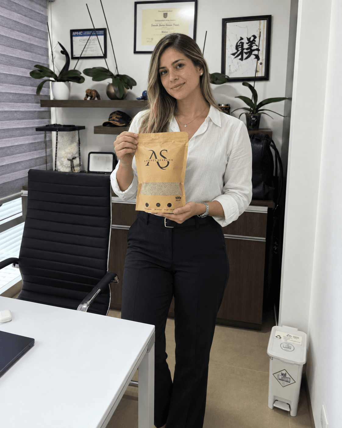 Mujer con camisa blanca mostrando una bolsa de fibra