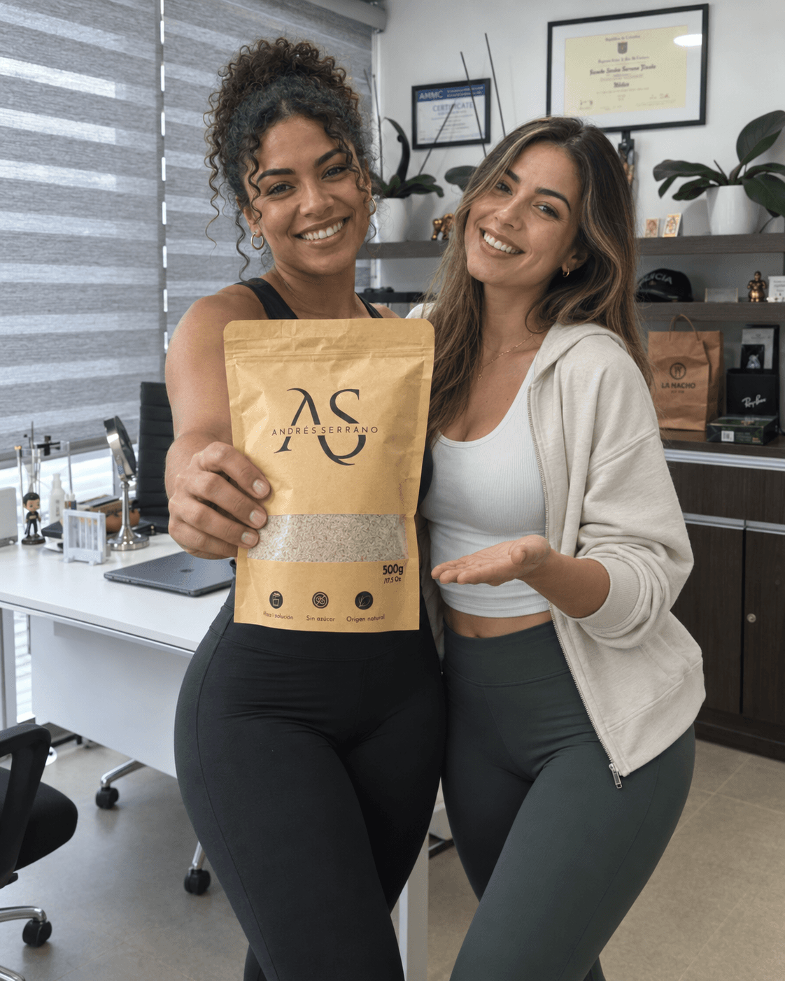 Dos mujeres sonriendo y mostrando una bolsa de fibra