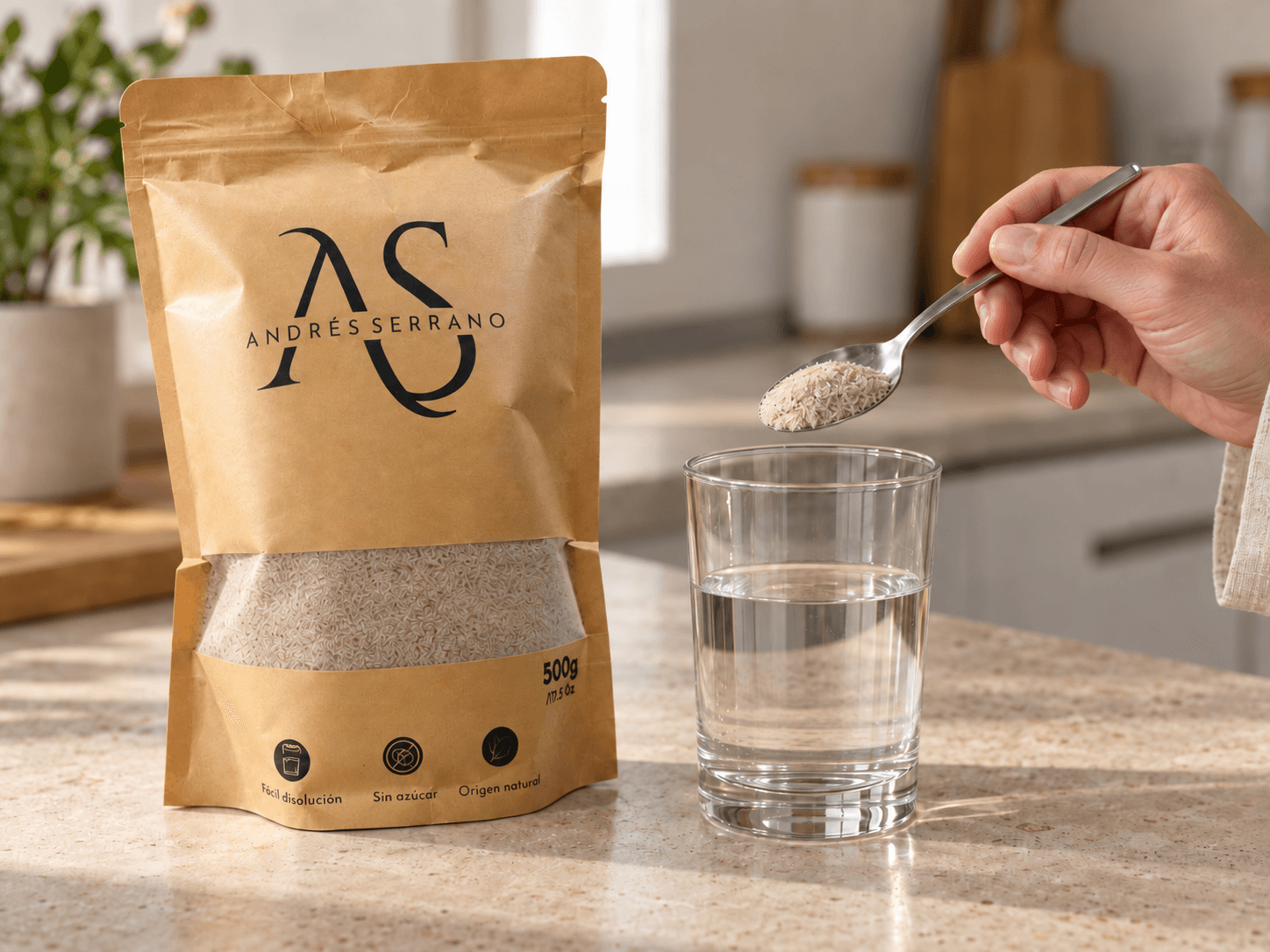 Una cucharada de fibra sobre un vaso de agua, junto a la bolsa del producto